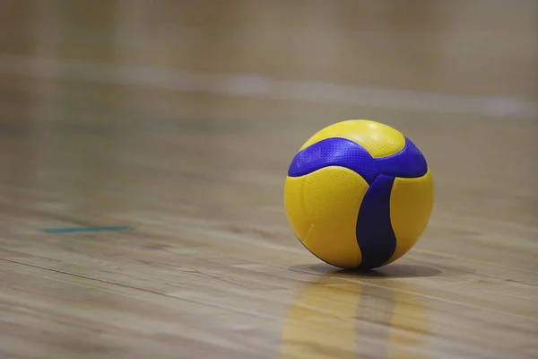 Voleibol en el suelo — Foto de Stock