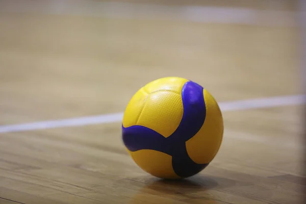 Voleybol topu yerde — Stok fotoğraf