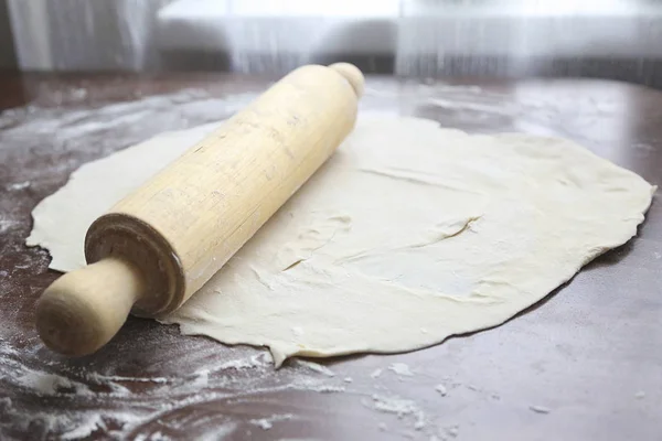 Masa fresca sin cocer con rodillo —  Fotos de Stock