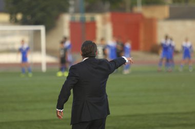 Oyunu futbol koçu kontrol ediyor.