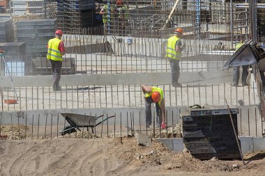 İnşaat alanı açık havada. İnşaat yapılıyor.