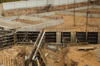 İnşaat alanı açık havada. İnşaat yapılıyor.