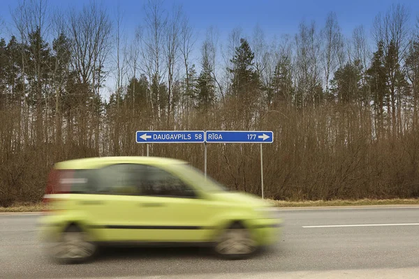 Livani District Latvia Marzo 2020 Coche Borroso Una Carretera Señal —  Fotos de Stock