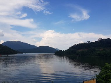 Göl dağlarında gün batımı olan güzel mavi gökyüzü.