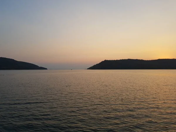 日落时分美丽的湖山 — 图库照片