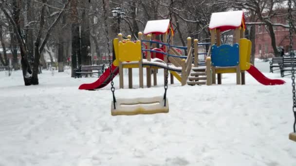 Balança Neve Sem Pessoas Contra Fundo Parque Infantil Não Ninguém — Vídeo de Stock