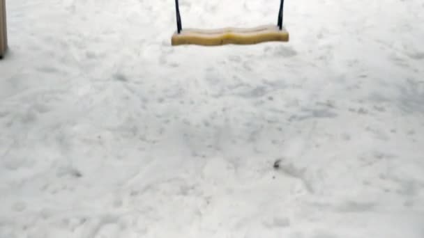 Качели Снегу Людей Фоне Игровой Площадки Никого Ветер Двигает Качели — стоковое видео