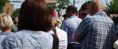 Geçit törenindeki insanlar