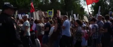 Geçit törenindeki insanlar