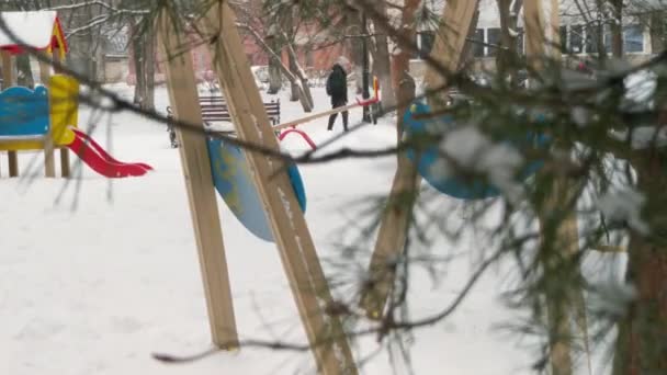 Transeúnte Pasa Por Patio Recreo Nieva Observación Hombre Detrás Árbol — Vídeos de Stock