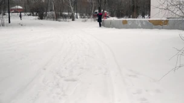 Transeúnte Pasa Por Patio Recreo Nieva Observación Hombre Detrás Árbol — Vídeos de Stock