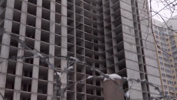 Chantier Abandonné Regard Derrière Clôture Fil Barbelé Construction Arrêtée Bâtiment — Video