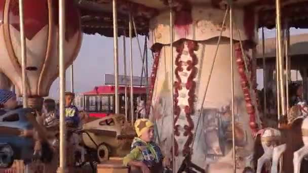 Dzieci Jeżdżą Koniach Karuzeli Zabawkowe Konie Podczas Jazdy Zachodzie Słońca — Wideo stockowe