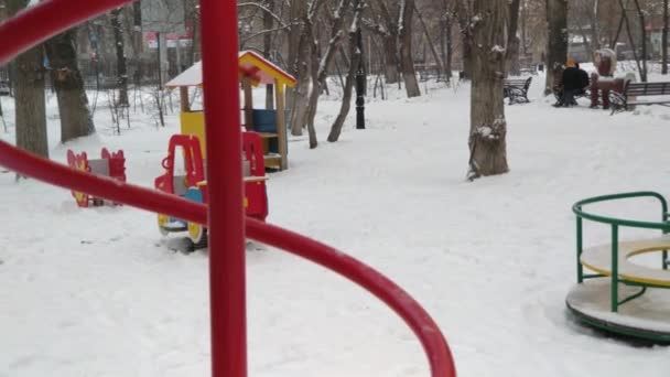 Couple Amoureux Câlins Sur Banc Dans Neige — Video