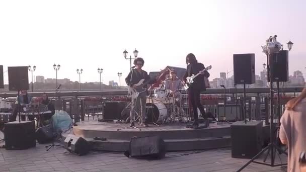 Muzikanten Spelen Aan Het Water Gitaren Drums Live Muziek Mensen — Stockvideo