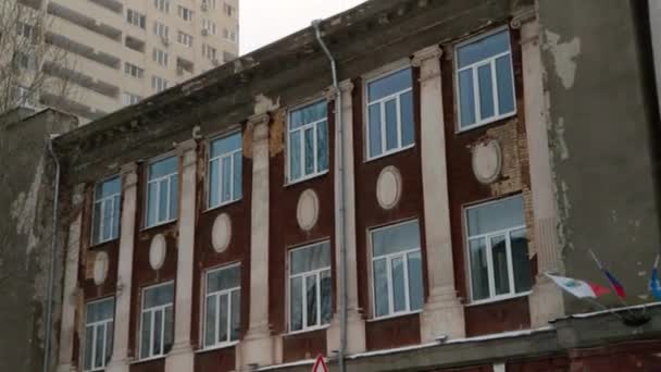 Old Soviet Building Facade Collapsing Flag Russia Hangs Wall Brown — Stock Video