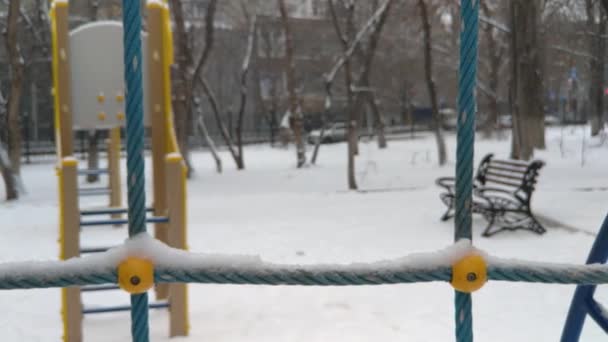 Olhar Através Grade Playground Carros Atrás Uma Cerca Está Nevando — Vídeo de Stock