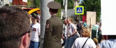 Geçit törenindeki memur.