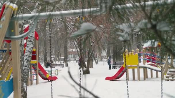 Genç Kızlar Karlı Bir Parkta Oynarlar Kar Yağıyor — Stok video