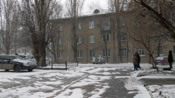 Antigo Edifício Soviético Fachada Está Ruir Bandeira Rússia Está Pendurada — Vídeo de Stock