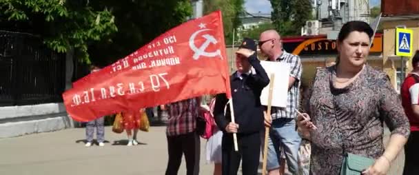 Jongen met Russische vlag op vakantie — Stockvideo