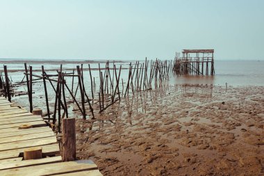Eski ahşap iskele çamurda yok edildi.