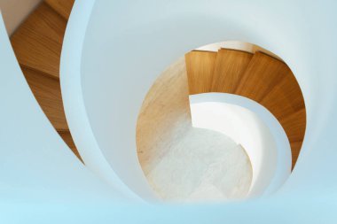 Beyaz ve ahşap sarmal merdiven