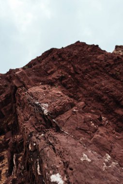 Mavi gökyüzünde kırmızı kayanın dikey bileşimi