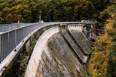 Irak barajının ayrıntıları sonbaharda ağaçlarla çevrili.