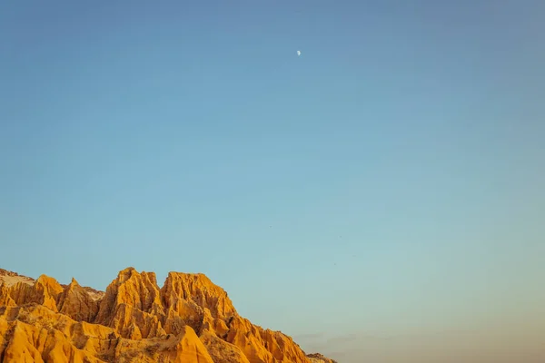 Оранжевые Горы Закате Голубом Небе Луной — стоковое фото
