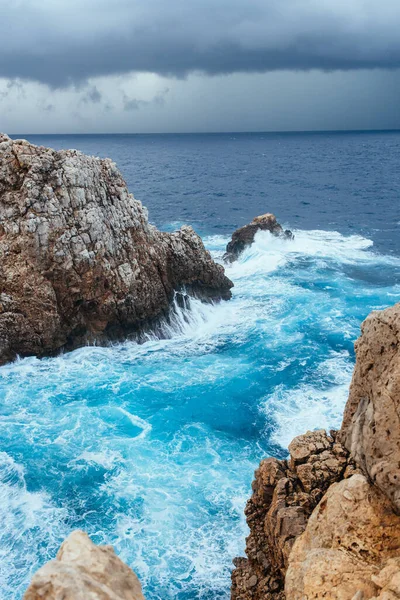 Mar Turquesa Entra Con Fuerza Entre Acantilados Piedra Caliza Rojiza —  Fotos de Stock