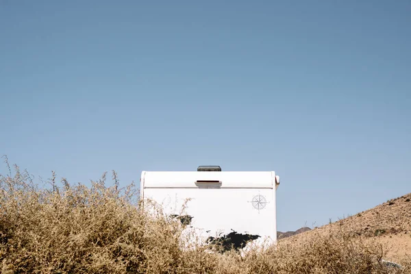 Caravana Escondida Entre Matorrales Desierto Con Cielo Azul Sin Nubes —  Fotos de Stock