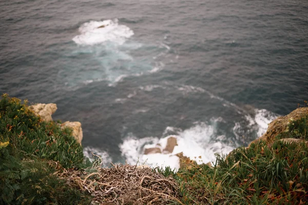 Закрытый Обрыв Скалы Травой Несосредоточенным Морем Волнами Разбивающимися Скалы — стоковое фото