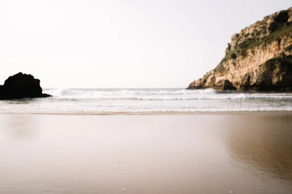 Spiaggia Con Scogliera Roccia Immagine Poetica Fuori Fuoco — Foto Stock