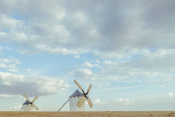 Zwei Windmühlen Auf Einer Ebene Unter Einem Blauen Himmel Aus — Stockfoto