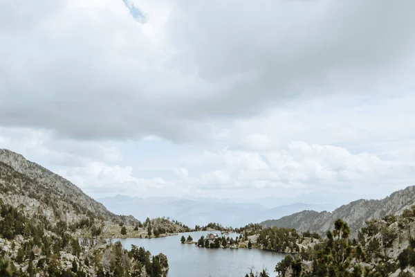 Отличный Вид Озеро Пиренеях Окруженное Скалистыми Горами Соснами Красивым Небом — стоковое фото
