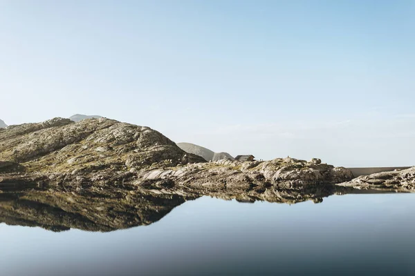 Симметричное Горное Отражение Озере Пиренеях Большим Ясным Голубым Небом — стоковое фото