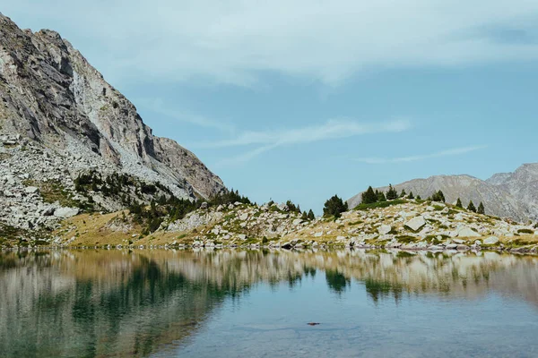 Вид Озеро Подножия Скалистой Горы Окрестности Большим Голубым Небом — стоковое фото