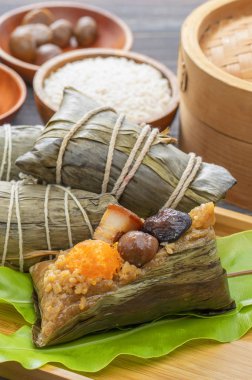 Zongzi (zong), bambu yapraklarına sarılmış ve farklı dolgularla doldurulmuş glüten pirinçten yapılmış geleneksel bir Çin pilav tabağıdır.