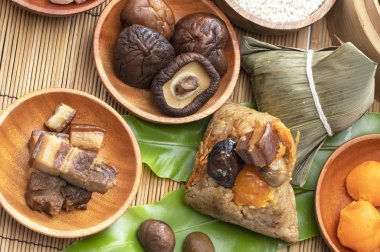 Zongzi (zong), bambu yapraklarına sarılmış ve farklı dolgularla doldurulmuş glüten pirinçten yapılmış geleneksel bir Çin pilav tabağıdır.