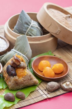 Zongzi (zong), bambu yapraklarına sarılmış ve farklı dolgularla doldurulmuş glüten pirinçten yapılmış geleneksel bir Çin pilav tabağıdır.