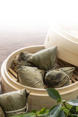 Zongzi (zong), bambu yapraklarına sarılmış ve farklı dolgularla doldurulmuş glüten pirinçten yapılmış geleneksel bir Çin pilav tabağıdır.