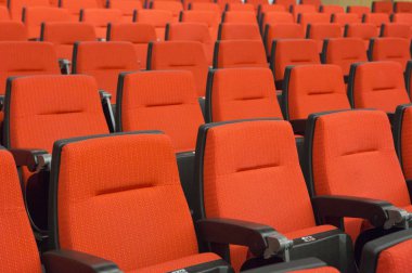 Sinema salonunda kırmızı sandalyeler..