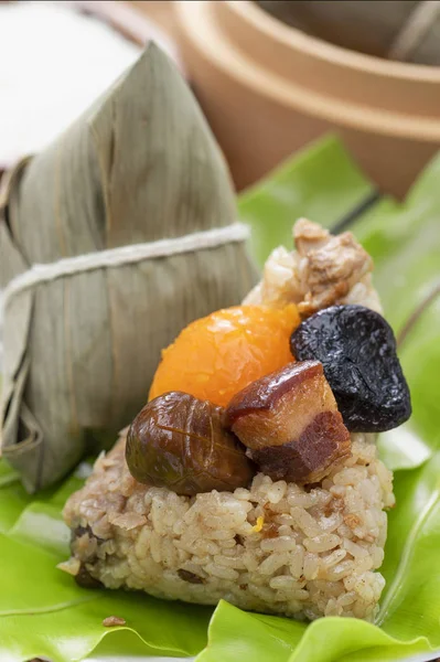 Zongzi Zong Tradiční Čínské Rýžové Jídlo Lepkavé Rýže Plněné Různými — Stock fotografie