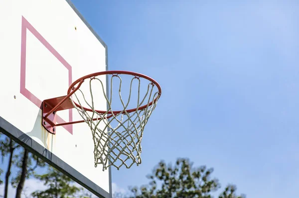 Güneşli Bir Günde Basketbol Sahası — Stok fotoğraf