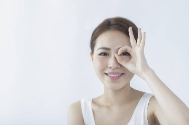 güzel, mutlu, genç bir kadın portresi 