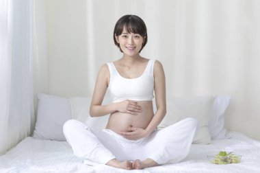 Genç, güzel Asyalı hamile kadın