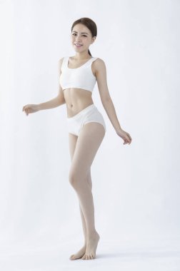 Beyaz iç çamaşırlı genç bir kadın.