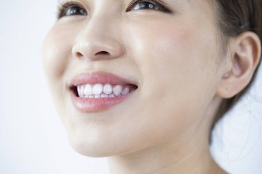 Gülümseyen güzel bir genç kadının yakın plan portresi.