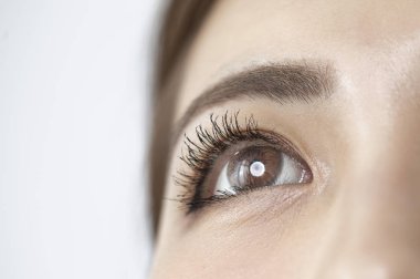 Genç bir kadının gözü.